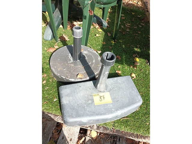 Lot 87 - parasolvoet. 2 stuks - afbeelding 1 van  3