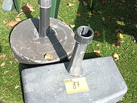 Lot 87 - parasolvoet. 2 stuks - afbeelding 1 van  3