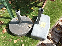 Lot 87 - parasolvoet. 2 stuks - afbeelding 2 van  3