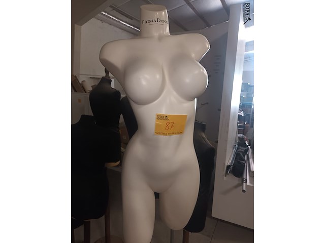 Lot 87 - paspop vrouw torso op statief - afbeelding 1 van  2