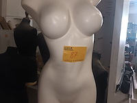 Lot 87 - paspop vrouw torso op statief - afbeelding 1 van  2