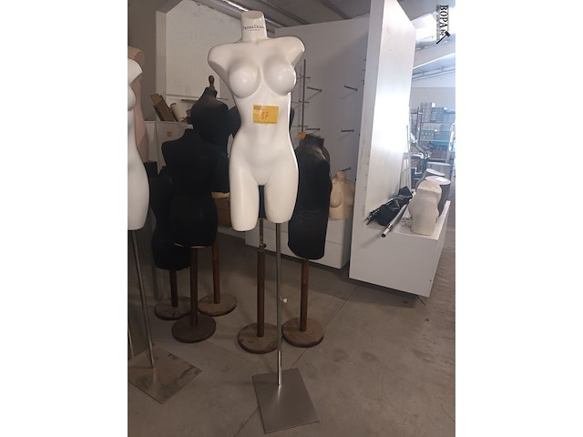 Lot 87 - paspop vrouw torso op statief - afbeelding 2 van  2