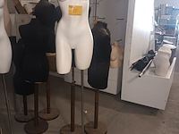 Lot 87 - paspop vrouw torso op statief - afbeelding 2 van  2