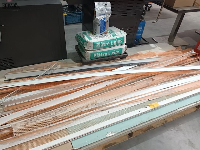 Lot 87 - pleisterprofielen en zakken gips - afbeelding 1 van  3