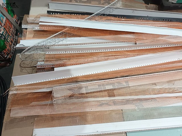 Lot 87 - pleisterprofielen en zakken gips - afbeelding 2 van  3