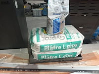 Lot 87 - pleisterprofielen en zakken gips - afbeelding 3 van  3