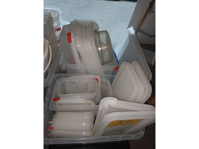 Lot 87 - pvc bakken en bewaardozen - afbeelding 3 van  4