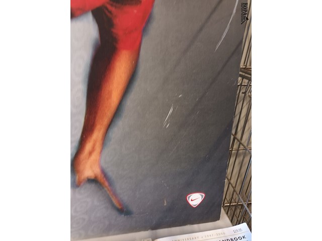 Lot 87 - reclame nike karton - afbeelding 3 van  3
