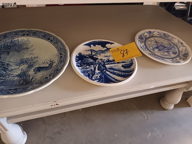 Lot 87 - sierborden wit/blauw. 3 stuks - afbeelding 1 van  7