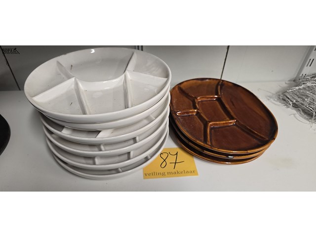 Lot 87 - vakjesborden rond wit en bruin ovaal - afbeelding 1 van  3