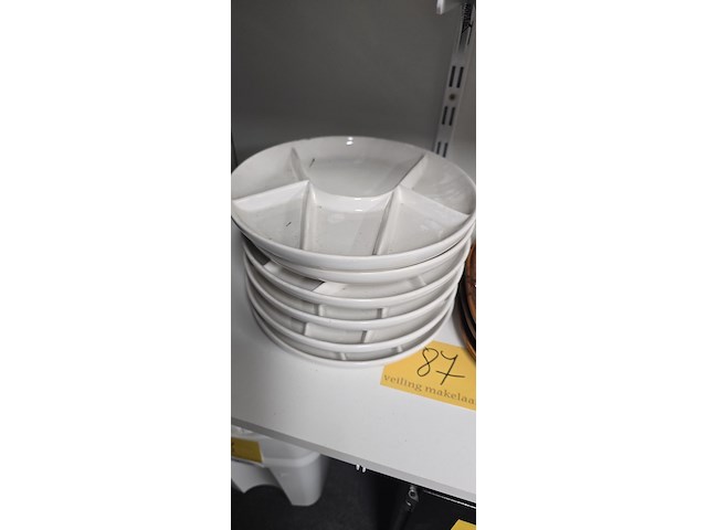 Lot 87 - vakjesborden rond wit en bruin ovaal - afbeelding 2 van  3