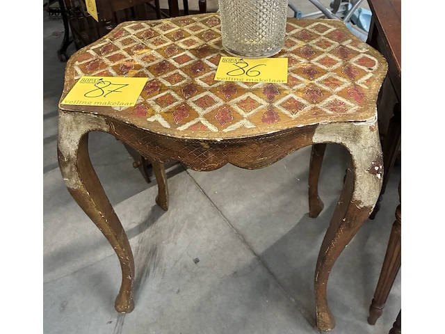 Lot 87 - vintage italiaanse florentijnse houten bijzettafel - afbeelding 1 van  2