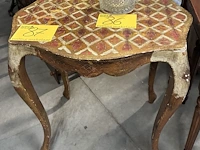 Lot 87 - vintage italiaanse florentijnse houten bijzettafel