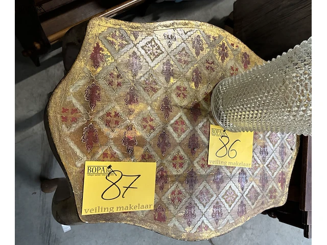 Lot 87 - vintage italiaanse florentijnse houten bijzettafel - afbeelding 2 van  2