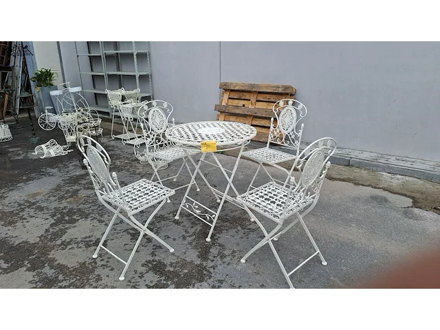 Lot 87 - vintage witte klassieke bistroset met 4 opvouwbare stoelen - afbeelding 1 van  4