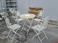 Lot 87 - vintage witte klassieke bistroset met 4 opvouwbare stoelen