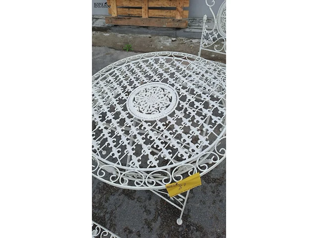 Lot 87 - vintage witte klassieke bistroset met 4 opvouwbare stoelen - afbeelding 2 van  4
