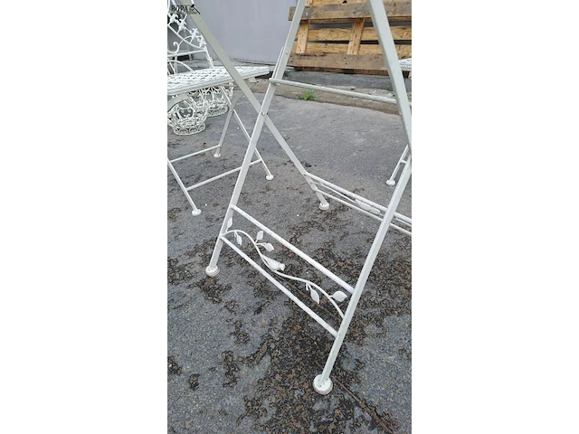 Lot 87 - vintage witte klassieke bistroset met 4 opvouwbare stoelen - afbeelding 3 van  4