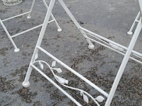 Lot 87 - vintage witte klassieke bistroset met 4 opvouwbare stoelen - afbeelding 3 van  4