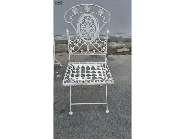 Lot 87 - vintage witte klassieke bistroset met 4 opvouwbare stoelen - afbeelding 4 van  4