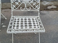 Lot 87 - vintage witte klassieke bistroset met 4 opvouwbare stoelen - afbeelding 4 van  4