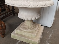 Lot 872 - tuinvaas in beton - afbeelding 2 van  3