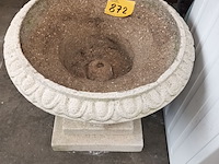 Lot 872 - tuinvaas in beton - afbeelding 3 van  3