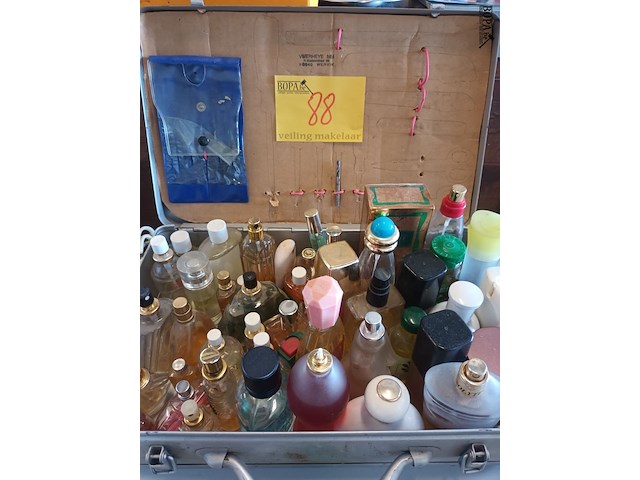 Lot 88 - aangebroken parfumflesjes. 40 stuks - afbeelding 1 van  3