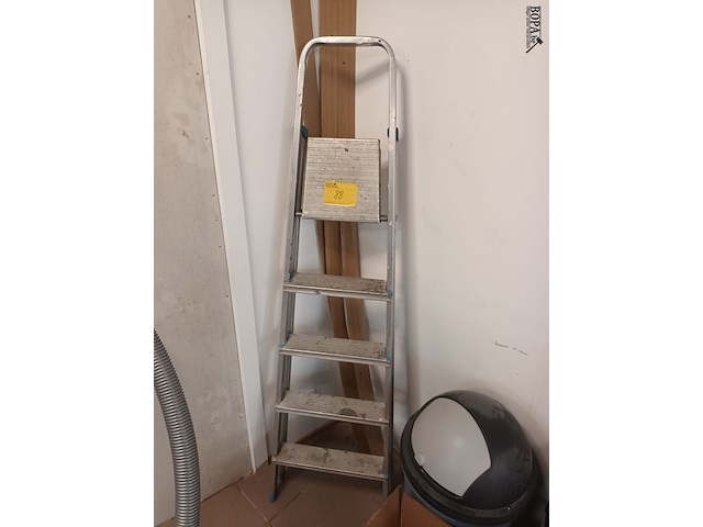Lot 88 - aluminium trapladder - afbeelding 1 van  2