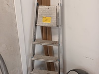 Lot 88 - aluminium trapladder - afbeelding 1 van  2