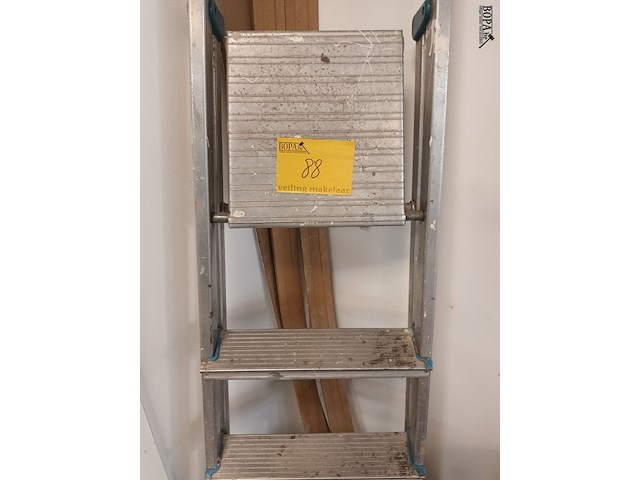 Lot 88 - aluminium trapladder - afbeelding 2 van  2