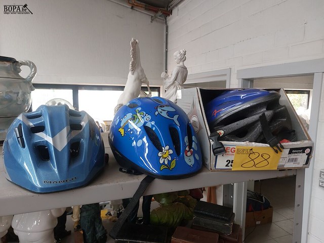 Lot 88 - fietshelmen, 3 stuks - afbeelding 1 van  1