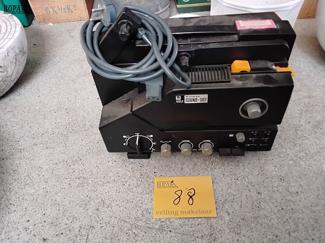 Lot 88 - filmprojector - afbeelding 1 van  1