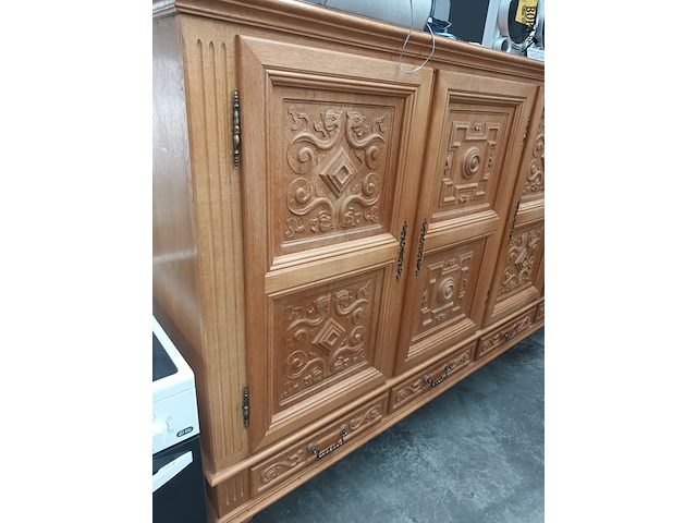 Lot 88 - houten dressoir kast - afbeelding 2 van  4