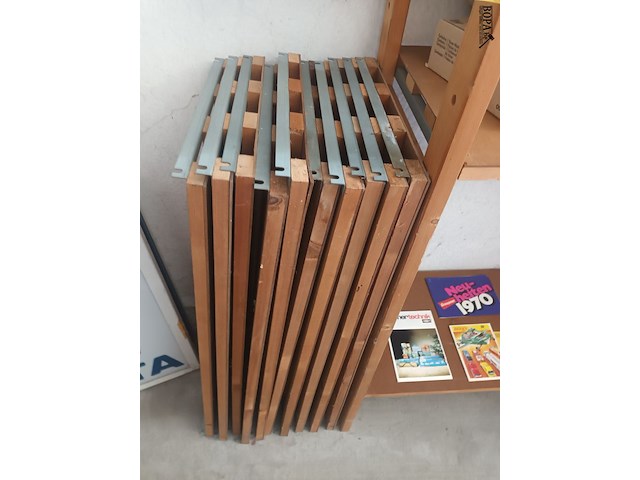 Lot 88 - houten rek. 2 stuks - afbeelding 2 van  3