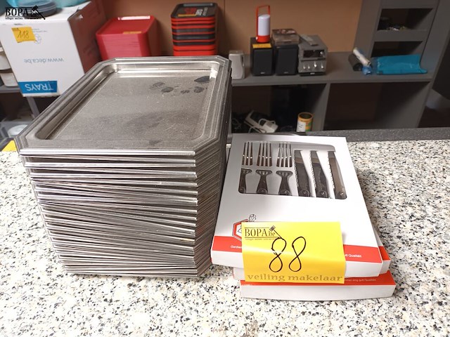 Lot 88 - inox dienbordjes en besteksets - afbeelding 1 van  4
