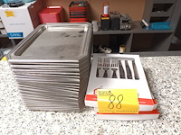 Lot 88 - inox dienbordjes en besteksets - afbeelding 1 van  4