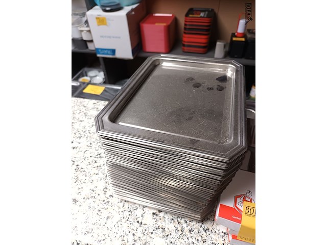 Lot 88 - inox dienbordjes en besteksets - afbeelding 3 van  4
