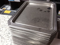 Lot 88 - inox dienbordjes en besteksets - afbeelding 3 van  4