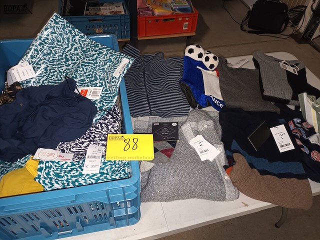 Lot 88 - kledij - afbeelding 1 van  6