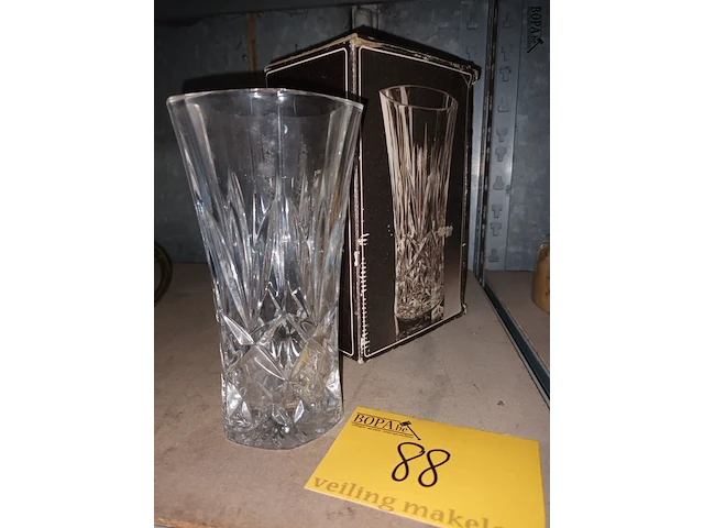 Lot 88 - kristallen vaas - afbeelding 1 van  2