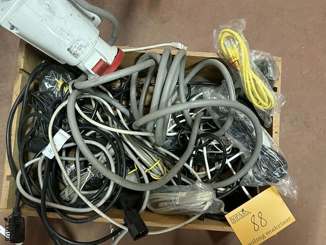 Lot 88 - lot diverse kabels van telefoon, internet, tv, audio,… - afbeelding 1 van  4