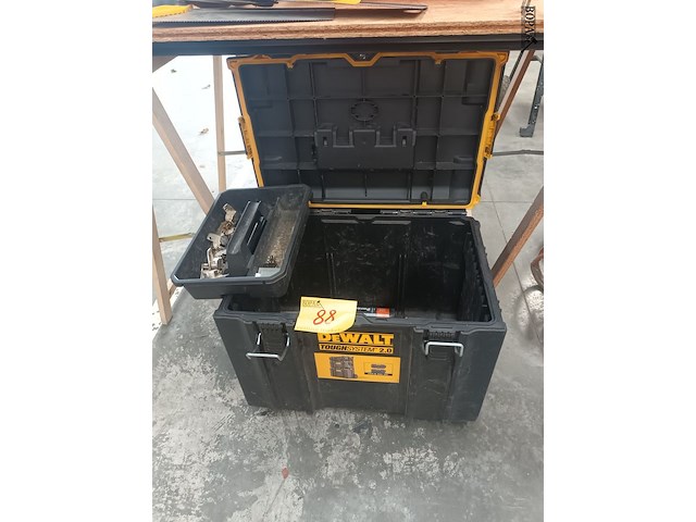 Lot 88 - materiaalkoffer dewalt met inhoud - afbeelding 1 van  6