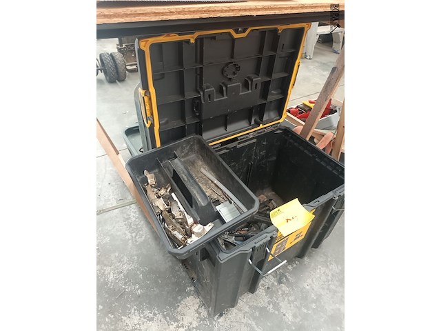Lot 88 - materiaalkoffer dewalt met inhoud - afbeelding 2 van  6