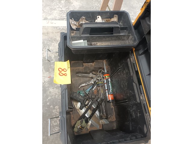 Lot 88 - materiaalkoffer dewalt met inhoud - afbeelding 6 van  6