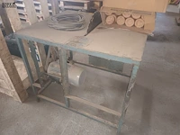Lot 88 - metalen zaagtafel met zaagmachine