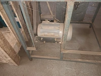 Lot 88 - metalen zaagtafel met zaagmachine - afbeelding 2 van  3
