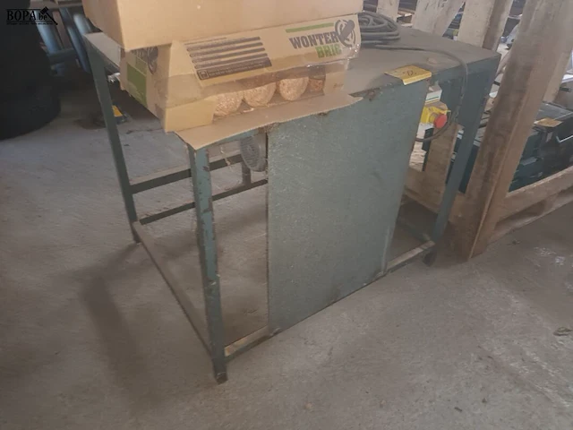 Lot 88 - metalen zaagtafel met zaagmachine - afbeelding 3 van  3