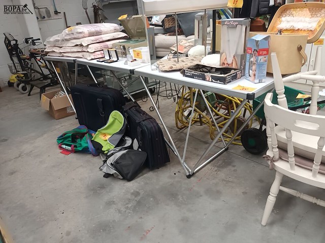 Lot 88 - opplooibare behangtafel - afbeelding 1 van  3