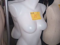 Lot 88 - paspop vrouw buste. 2 stuks - afbeelding 1 van  2